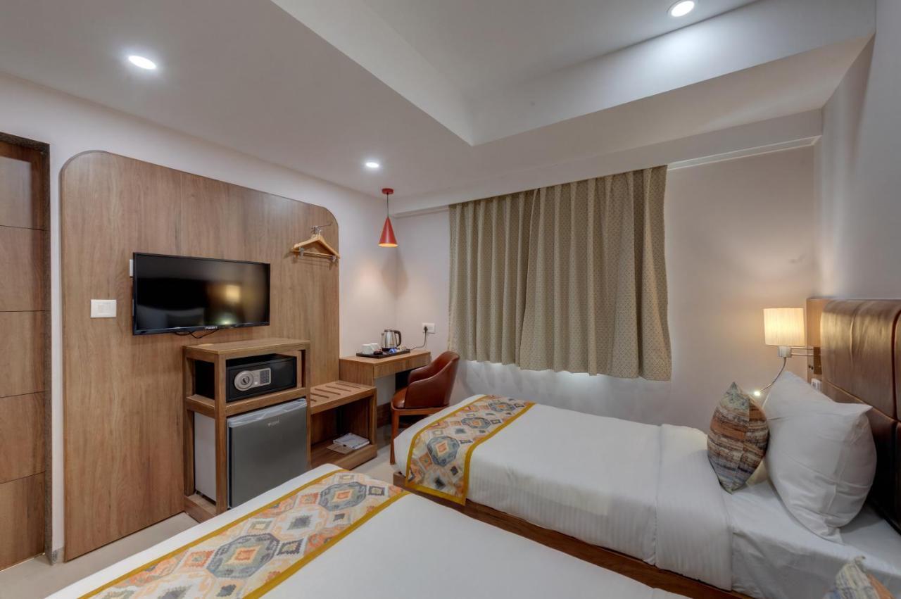 The Beacon Hotel Вадодара Экстерьер фото